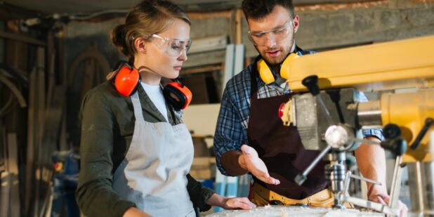 Téměř polovina mladých lidí se obává ztráty zaměstnání