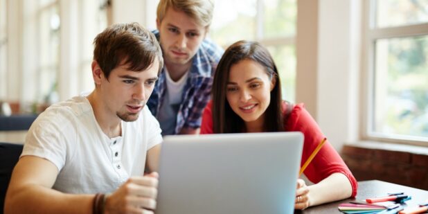 Proč někteří studenti posílají desítky přihlášek a jiní jen jednu