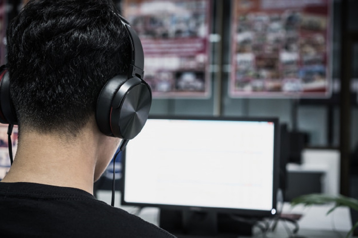 education-e-learning-foreign-languages-asian-student-young-man-wearing-headphones_4236-1215