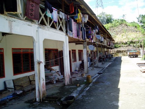 V malajských longhousech žije často i několik rodin (foto: archiv Jiřího Kubrichta