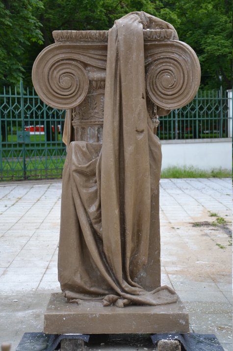 Drapérie s antickým prvkem