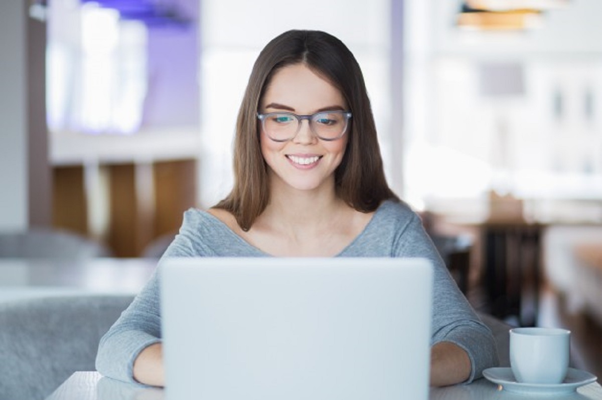 glasses-cheerful-home-indoor-young_1262-2817