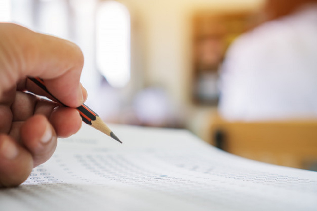 students-hands-taking-exams-writing-examination-room-with-holding-pencil-optical-form_4236-1143