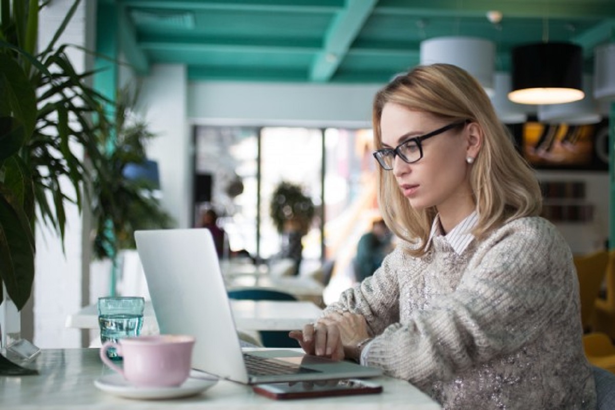 reading-adult-person-entrepreneur-job_1262-2693