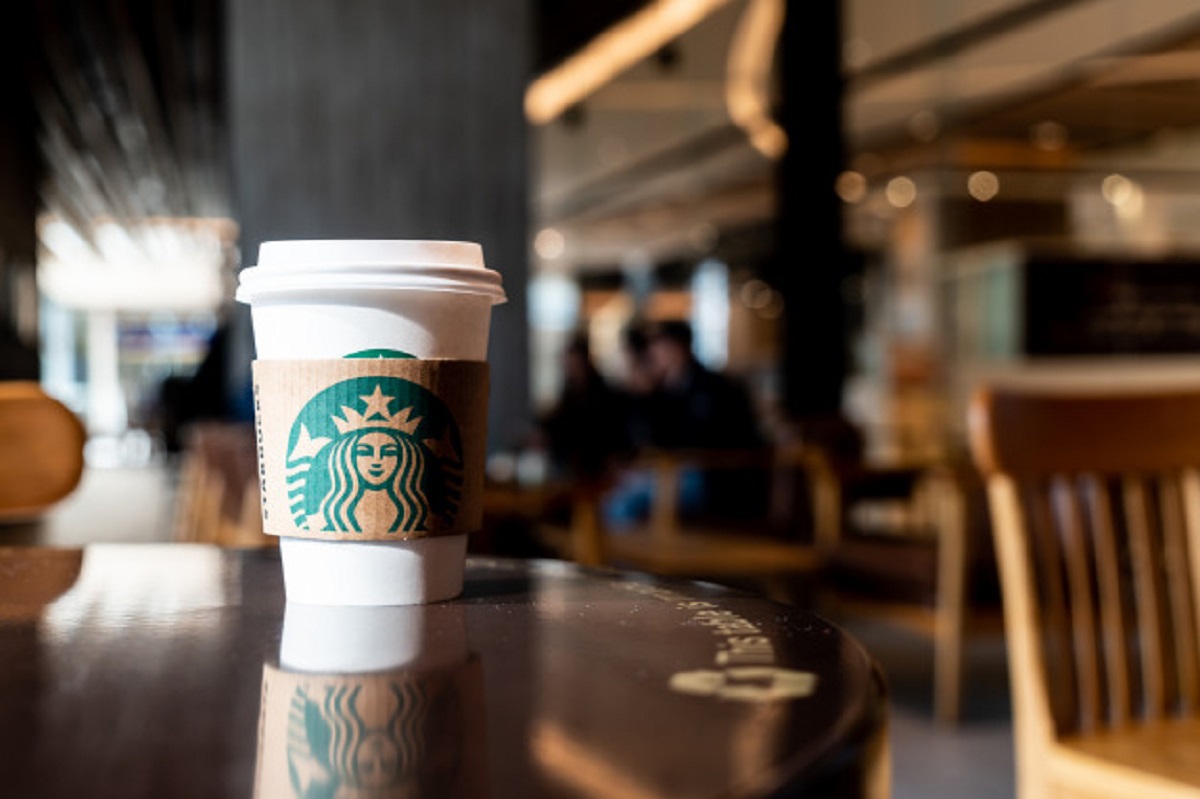 bangkok-thailand-june-29-2018-starbucks-hot-beverage-coffee-with-holder-table_1339-12029