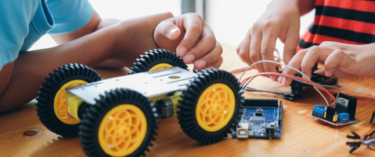 working-handmade-car-model-construction-electronic_1421-3747