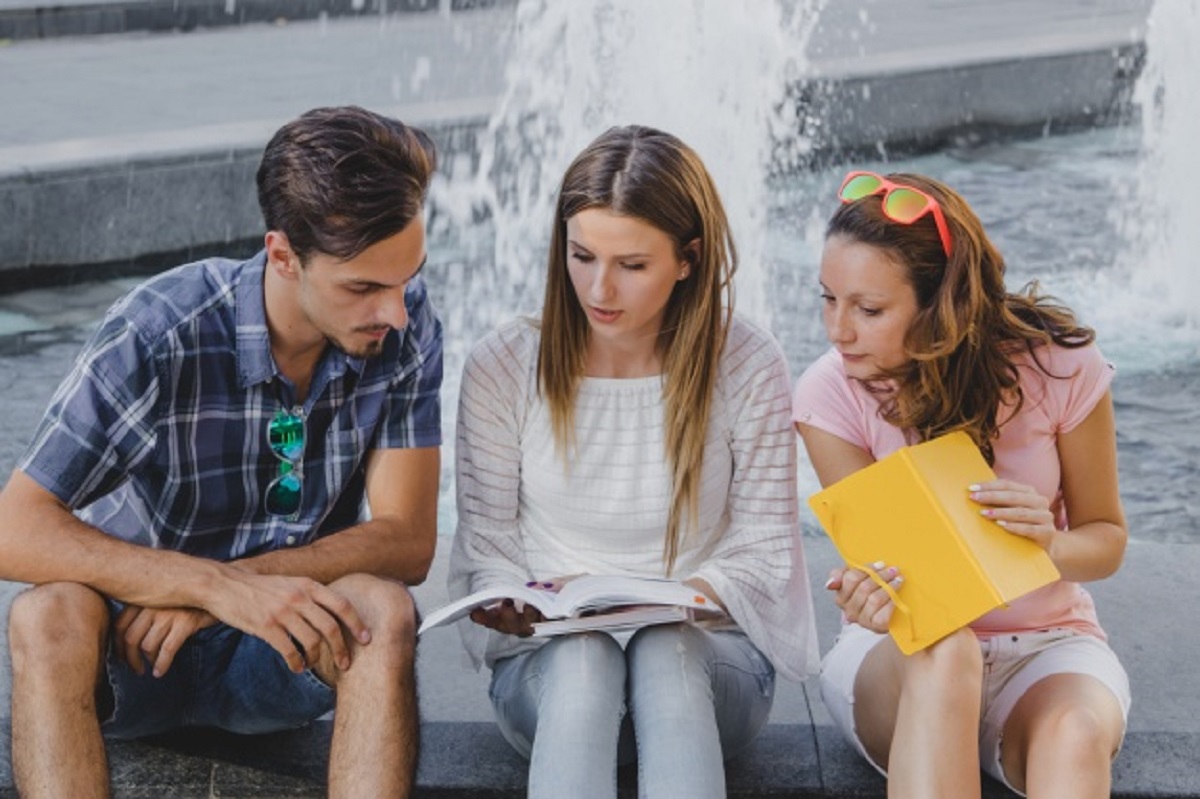 teenagers-brainstorming-new-ideas_23-2147659342