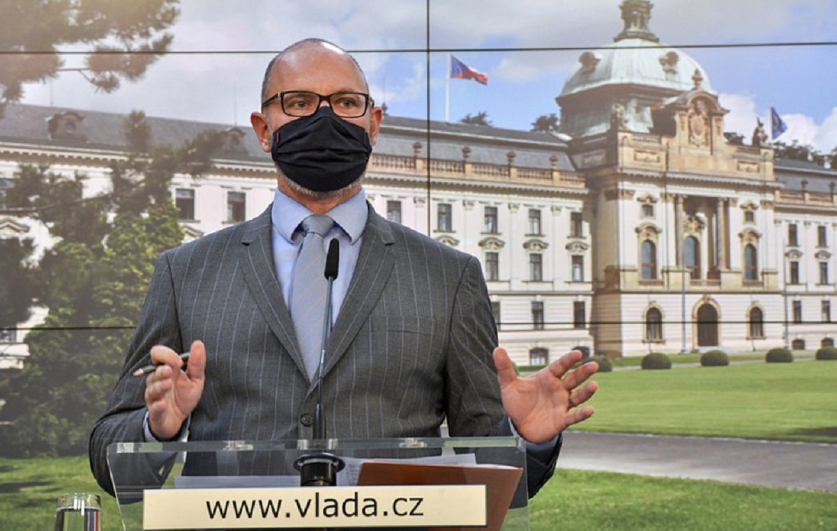 Plaga_zevření škol