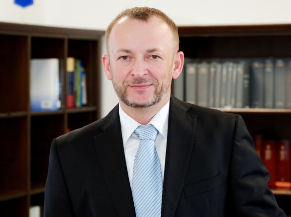 Ředitelem Ústavu práva a právní vědy je JUDr. Luděk Lisse, Ph.D., LL.M., MPA.