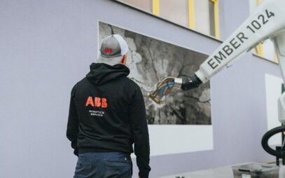 Robot ABB vytvořil v Mladé Boleslavi street art podle návrhu AI