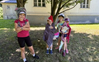 Pravěk ožil! Malí badatelé na pajdáku programovali roboty, kreslili Ozobotům cestu do doby kamenné a napodobovali mamuta