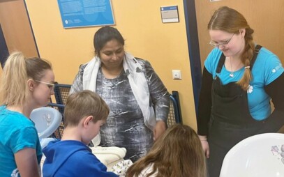 Lekci Dětské univerzity věnovanou péči o dítě navštívila i studentka z Litvy, s níž děti mluvily anglicky