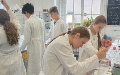 Mladí chemici a chemičky z Plzeňského kraje poznali vědu v praxi i kouzlo sklářské pece