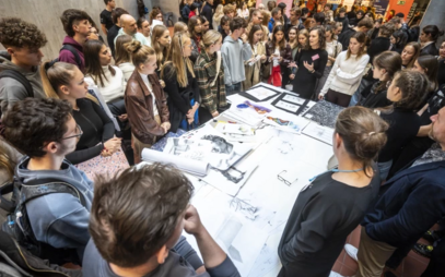 den otevřených dveří