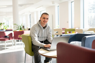 Začni svůj příběh na ZČU: Tady nejsme jenom číslo. FEK má individuální přístup, říká student Vašek