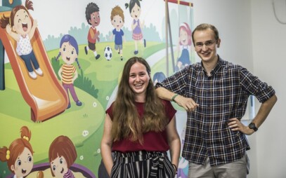 Pod modro-žlutou duhou pomáhají studenti UK