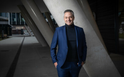 Nejméně šťastní jsou lidé kolem svých 48 let. Expert popisuje, proč to tak je a co s tím dělat