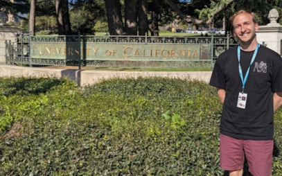 Z Prahy do Berkeley: Jak učíme stroje objevovat fyziku