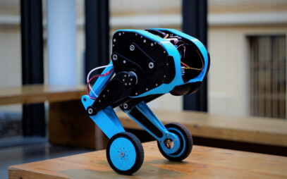 Doktorandi z FEL ČVUT postavili robota balancujícího na dvou nohách.