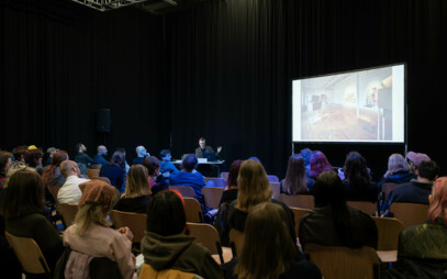 Fakulta designu a umění Ladislava Sutnara ZČU vyhlašuje open call na druhý ročník doktorandské konference Mezi teorií a praxí (Přihlašování do 15. 5. 2026)