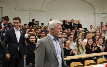 Fotoreportáž: Prezident Pavel na fakultě sociálních studií diskutoval se studenty
