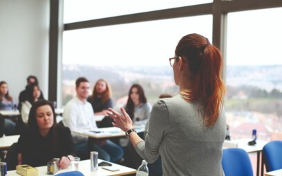 „Nejde jen o krásné kampaně.“ Newton University studenty učí, jak na udržitelno