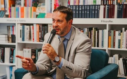 Zachráníš-li jediného… Nová kniha děkana Lékařské fakulty Rastislava Maďara o zahraničních misích i pandemii Covid-19