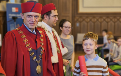 Ze základní školy rovnou na univerzitu. Absolventi Dětské univerzity FPE ZČU odpromovali