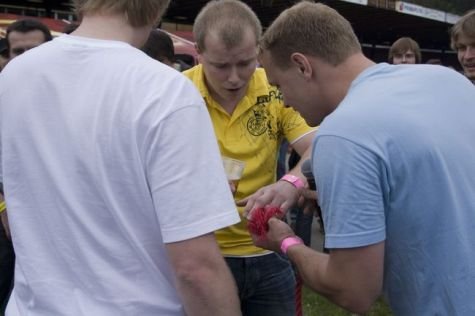 Soutěž o krále majálesu započala silovým kláním, tedy přetahováním lanem. Kandidáti Mendlovy univerzity a VUT se svými týmy tahali a tahali až lano přetrhli.