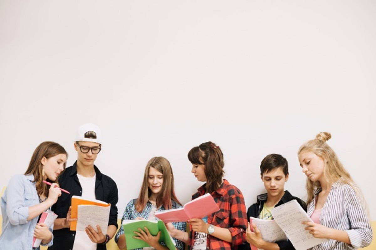 students-posing-coworking-white_23-2147666694