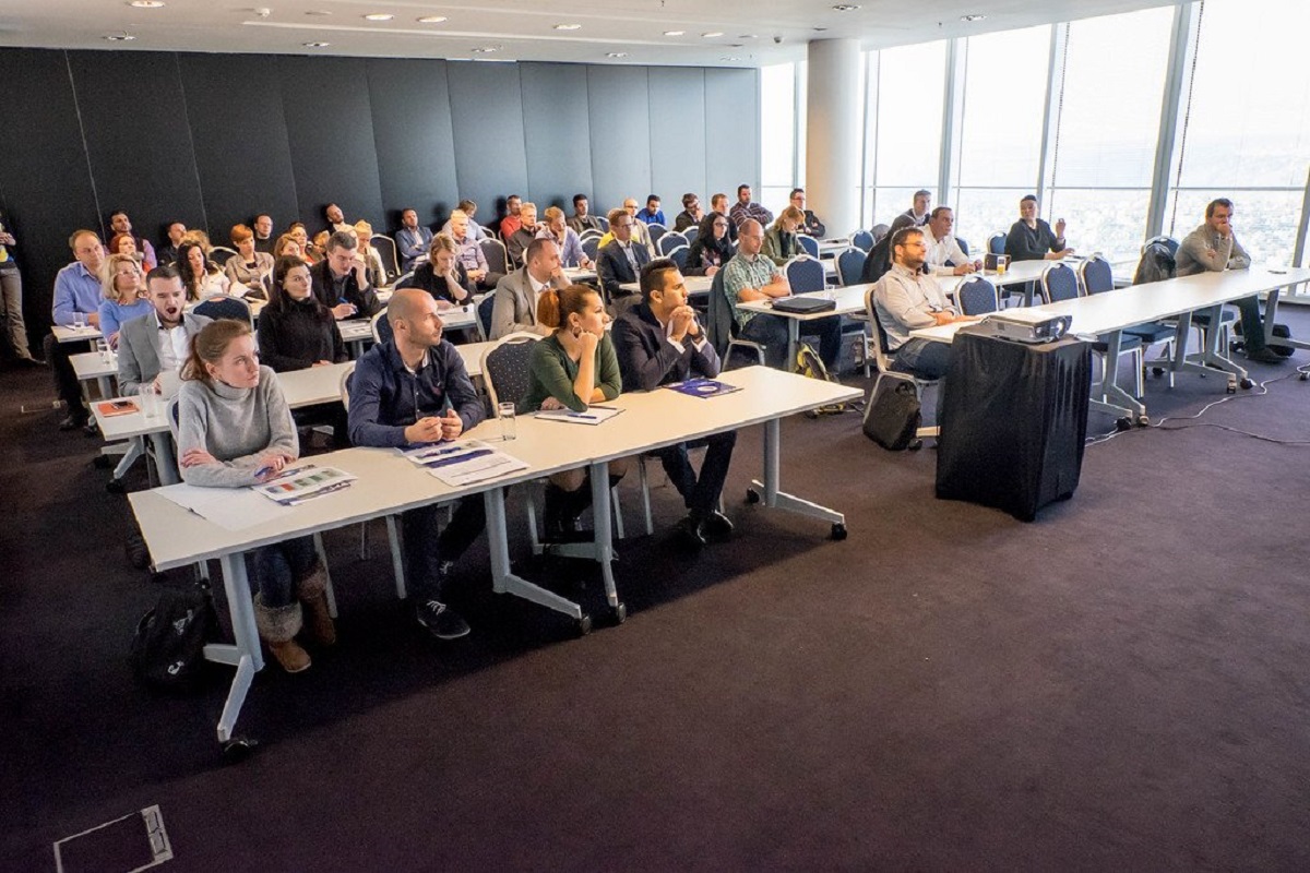 Úvodní přednáška na soustředění studentů MBA v mrakodrapu City Tower v Praze. FOTO - Institut CEMI