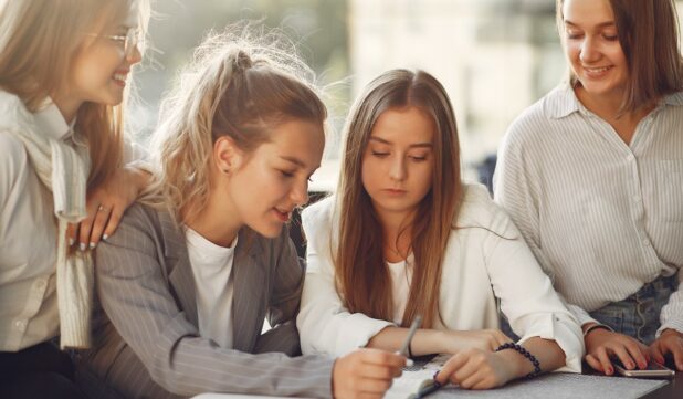 Ženy mají vyšší šanci úspěšně dostudovat univerzitu