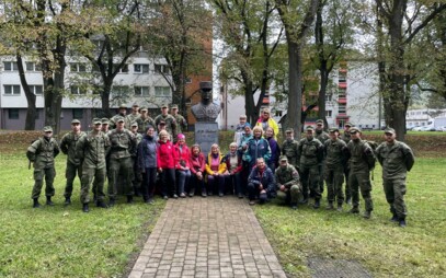 Prvý ročník pochodu na počesť M. R. Štefánika spojil dve pamätné miesta