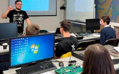 Stredoškoláci si k nám prišli rozšíriť vedomosti o elektromobilite