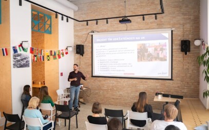 Stretli sa priaznivci udržateľnosti na UK, ocenili študentov