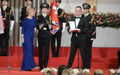 Prezidentka Zuzana Čaputová vyznamenala absolventa Obchodnej fakulty