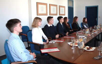 Rektor UKF ocenil desať študentov