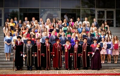 Gratulujeme čerstvým absolventom nových študijných programov na NHF