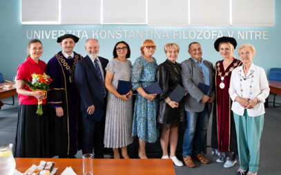 Prevzali si osvedčenia o absolvovaní U3V pri UKF