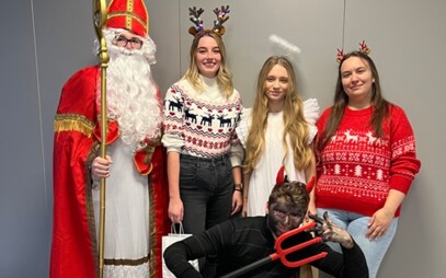 Pod oknom, za oknom, stojí Mikuláš