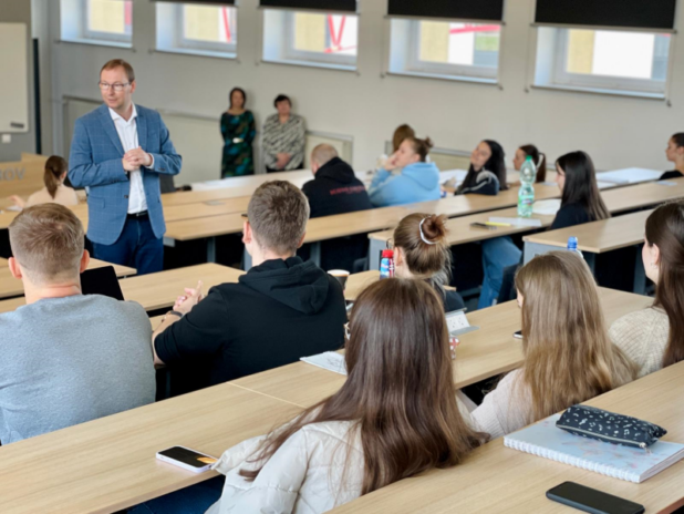 Rektor Trenčianskej univerzity Jozef Habánik počas prednášky.